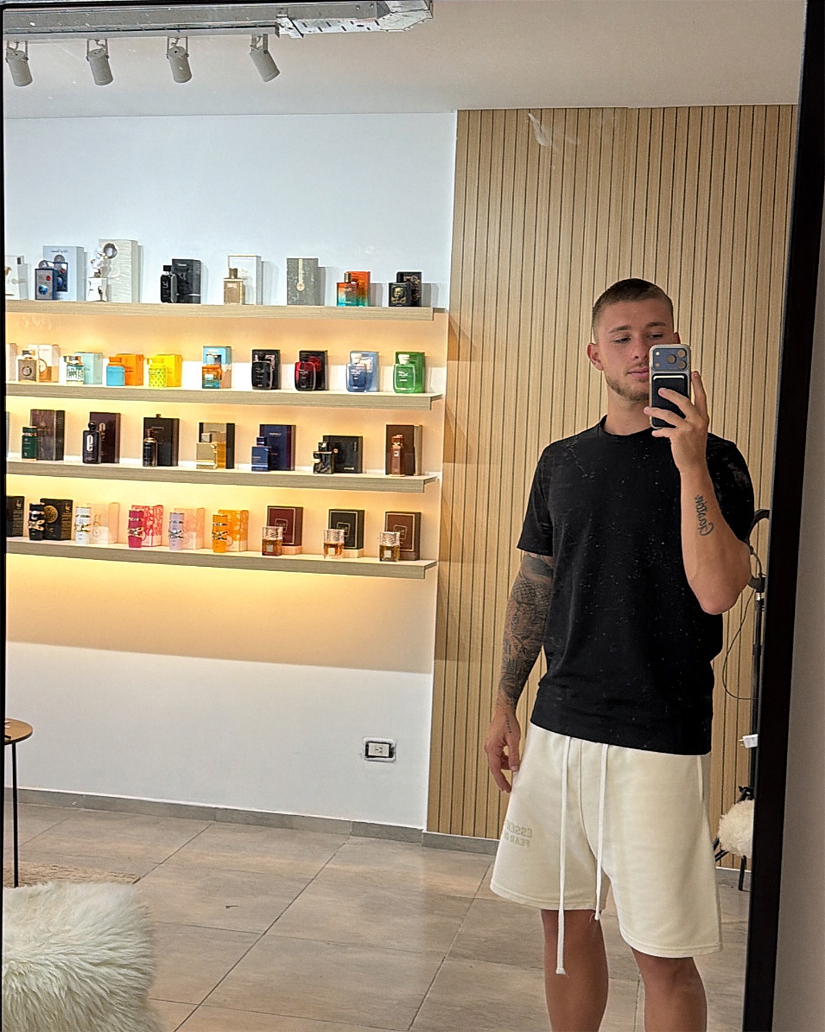 Gianni, fundador de Few Off Us, frente a los estantes de perfumes