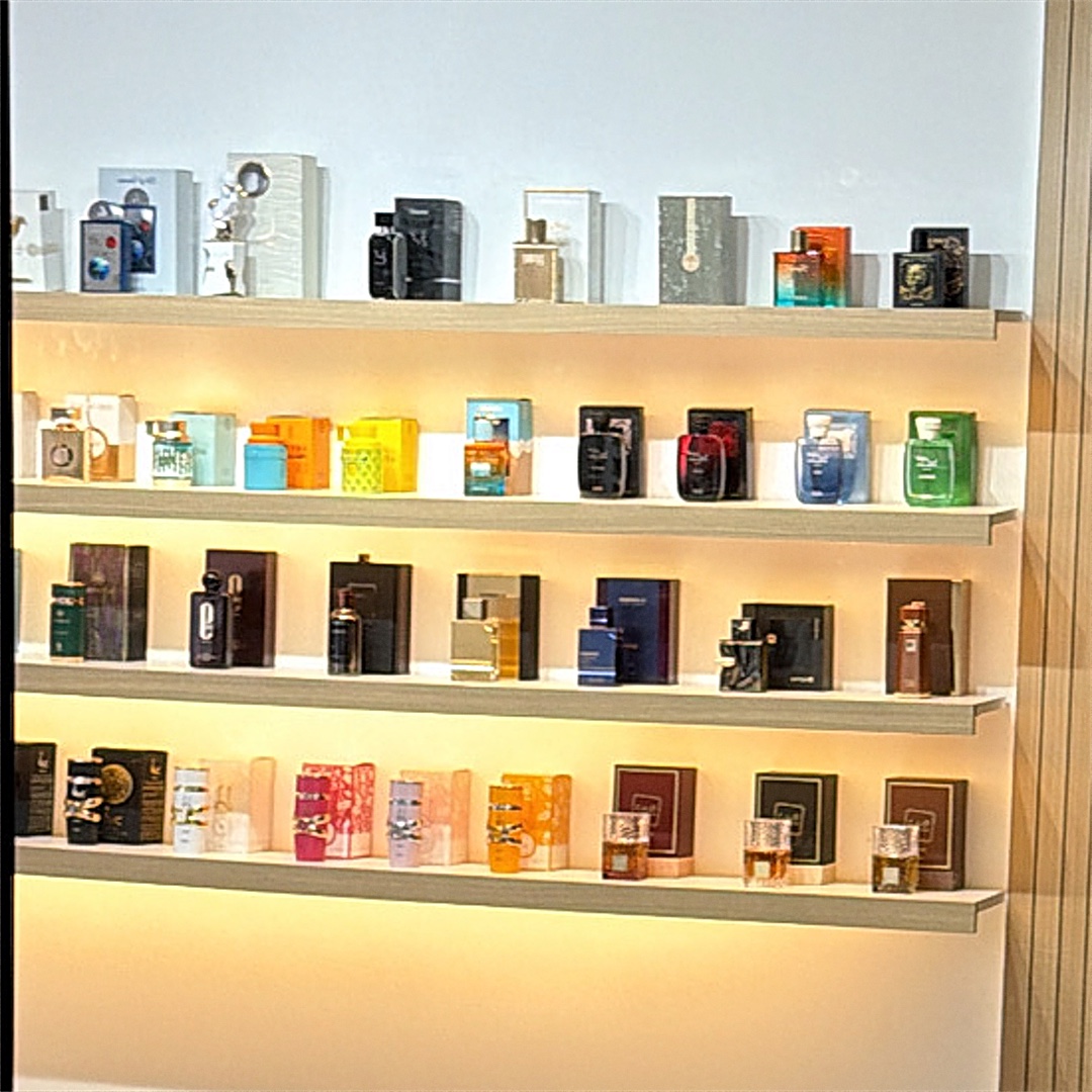 Estantes con perfumes en el showroom de Few Off Us